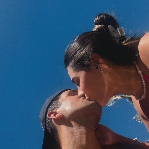 Luan Santana e Jade Magalhães se beijam em foto publicada pelo cantor