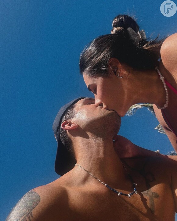 Luan Santana e Jade Magalhães se beijam em foto publicada pelo cantor