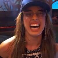 Brasil do Brasil! Em festa do 'BBB 24', Beatriz relembra trabalho como camelô e brinca ao anunciar mercadorias: 'Olha o rapa!'