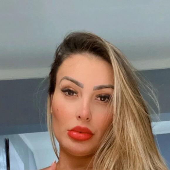Andressa Urach foi acusada de sexualizar a profissão de enfermeira. 'Respeito sua profissão, por favor, respeite a minha', escreveu uma seguidora