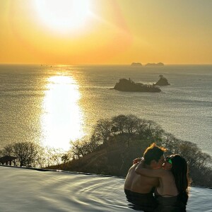 Sabrina Sato e Nicolas Prattes apareceram em momentos românticos em um destino paradisíaco