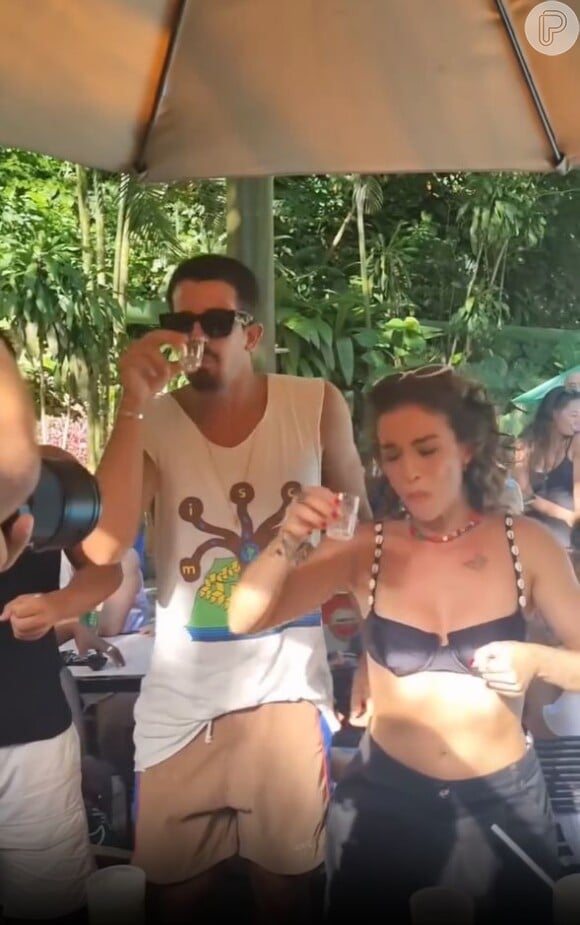 Enzo Celulari e Laryssa Áyres viraram um shot de tequila juntos