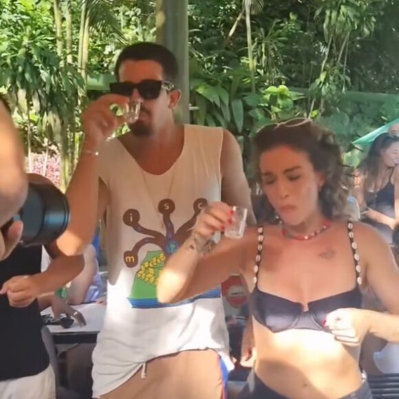 Enzo Celulari e Laryssa Áyres viraram um shot de tequila juntos
