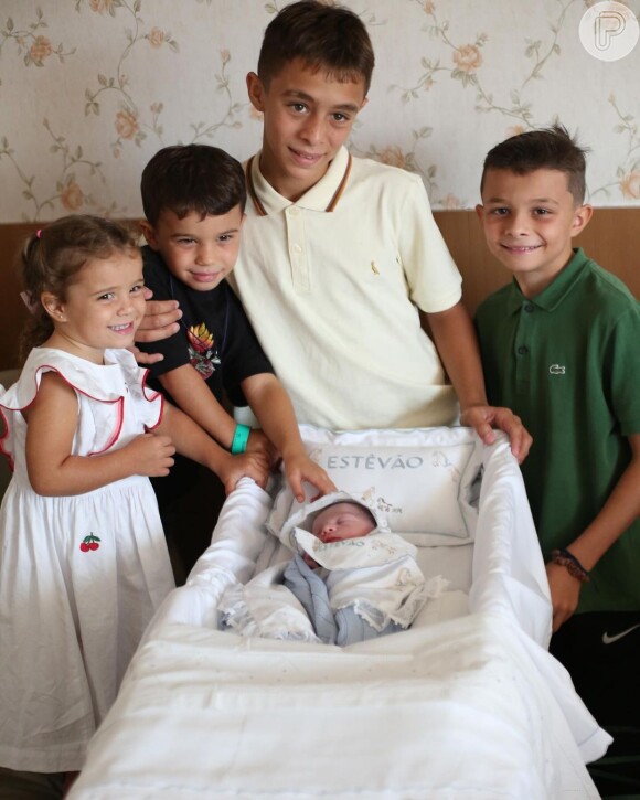 Juliano Cazarré e Letícia Cazarré são pais de Vicente, de 11 anos, Inácio, de 10, Gaspar, de 3, e Maria Madalena, de 2, Estêvão, nascido em 2 de março de 2024, e Maria Guilhermina, 1 ano e ausente na foto