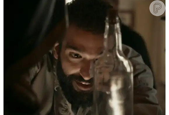 Humberto Carrão, como Zé iNocêncio, cuidando do cramulhão na garrafa na nvoela Renascer