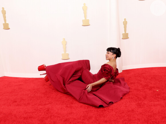 Memes do Oscar 2024: a atriz Liza Koshy levou um tombo no tapete vermelho