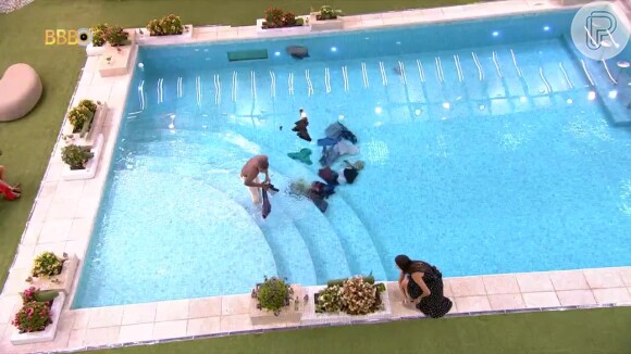 Davi recolhe suas roupas após Leidy Elin jogar as peças na piscina do 'BBB 24'