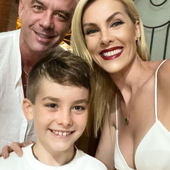 Alexandre, apelidado de Alezinho, é o único filho de Ana Hickmann, fruto de seu casamento com Alexandre Correa