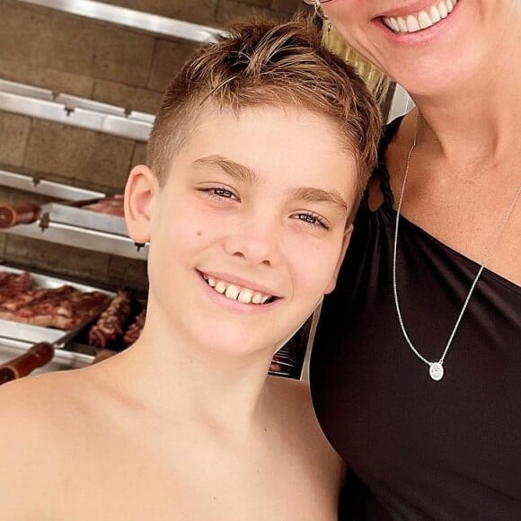 Alezinho está completando 10 anos de idade e ganhou uma comemoração especial entre a família