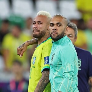 Daniel Alves contava que teria a ajuda de Neymar para pagar fiança de 1 milhão de euros (mais de R$ 5 milhões), mas pressão de patrocinadores impediu