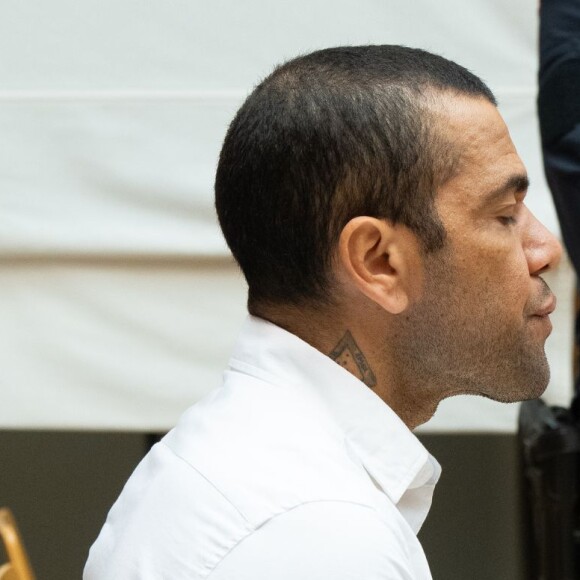 Daniel Alves foi condenado a quatro anos e meio de prisão por estupro, mas como cabe recurso, jogador pode ser posto em liberdade