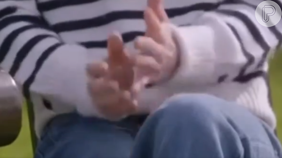 Vídeo de Kate Middleton: entre 1m18s e 1m20s, internautas notaram que o anel na mão esquerda some e depois aparece rapidamente, quase como um efeito fade
