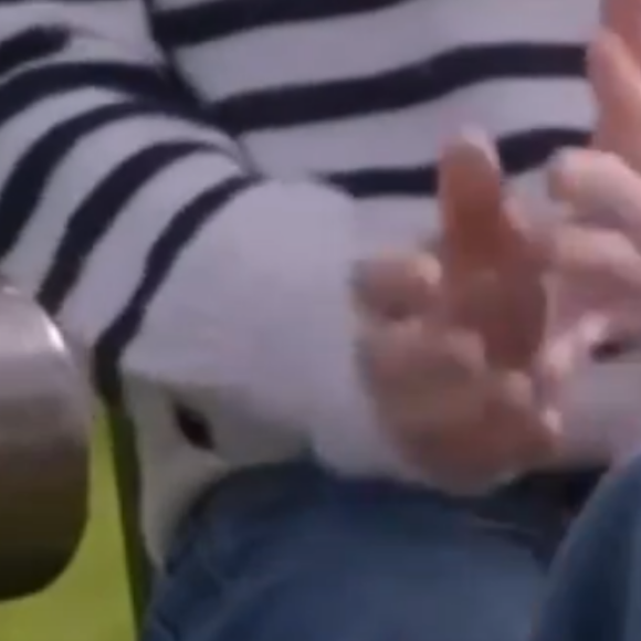Vídeo de Kate Middleton: entre 1m18s e 1m20s, internautas notaram que o anel na mão esquerda some e depois aparece rapidamente, quase como um efeito fade