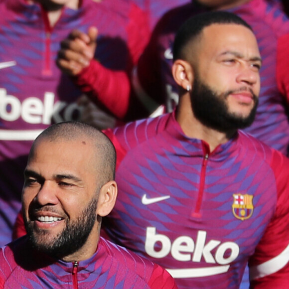 O jogador Memphis Depay foi apontado como o pagador da fiança de Daniel Alves. A informação é do jornalista Mabkhout Al Marri