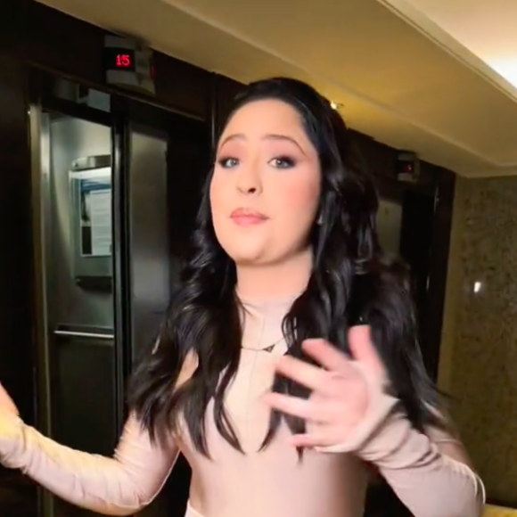 Mari Fernandez virou motivo de piadas na web e foi comparada, inclusive, com a Rainha de Copas de 'Alice no País das Maravilhas'