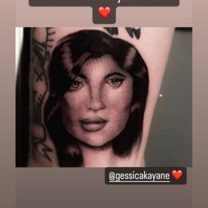 A influenciadora Gkay já virou tatuagem no rosto de admirador