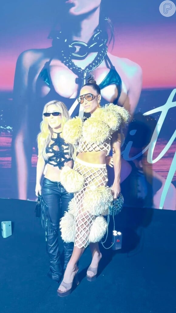 Manu Bahtidão com Sabrina Sato na festa de Anitta, realizada em Miami 