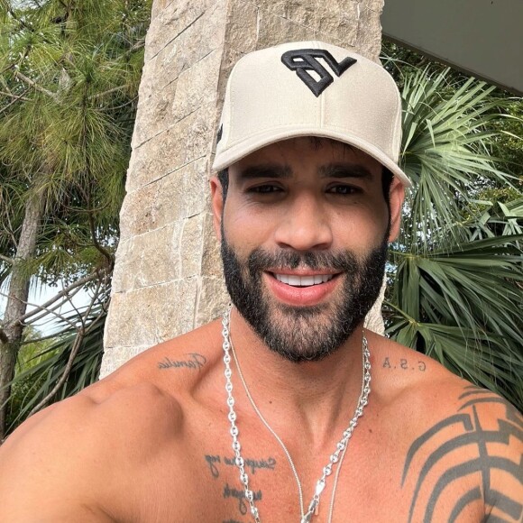 Gusttavo Lima é dono de um físico invejável e sempre ostenta seus músculos na internet