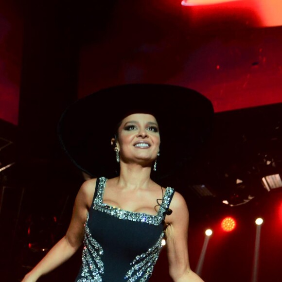 Maiara elegeu um macacão justinho para show