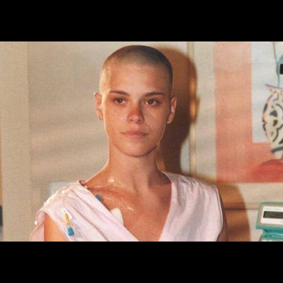 A atriz Carolina Dieckmann raspou o cabelo para a novela 'Laços de família' de 2000