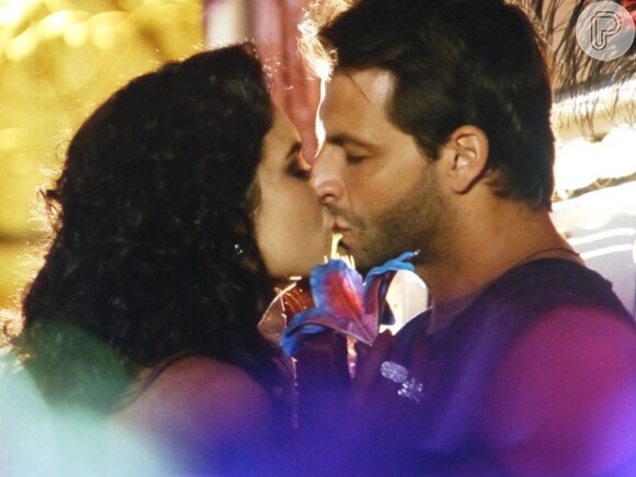 Cristal (Moro Anghileri) e Cassiano (Henri Castelli) se beijam no camarim da cantora, em 'Flor do Caribe'