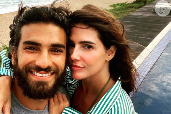 Deborah Secco e Hugo Moura assumiram a relação em fevereiro de 2015