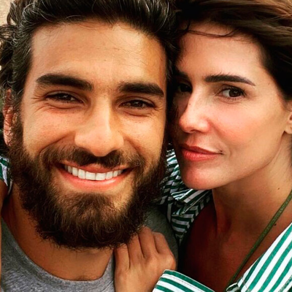 Deborah Secco e Hugo Moura assumiram a relação em fevereiro de 2015