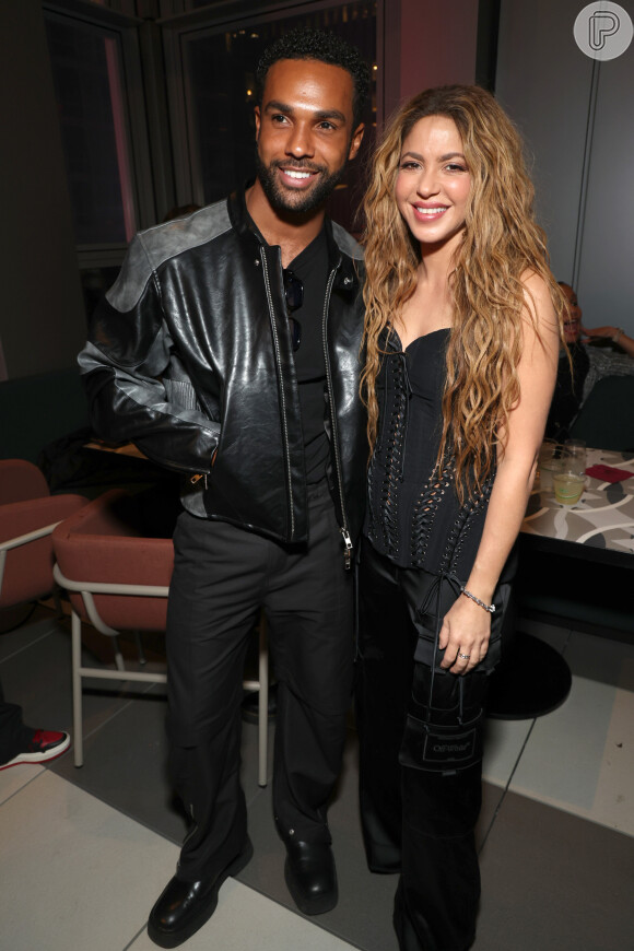 Shakira vive um romance com Lucien Laviscount, segundo o tabloide britânico Daily Mail