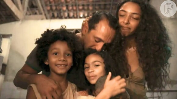 Alice Carvalho, ao lado de Irandhir Santos e filhos na ficção da novela 'Renascer'
