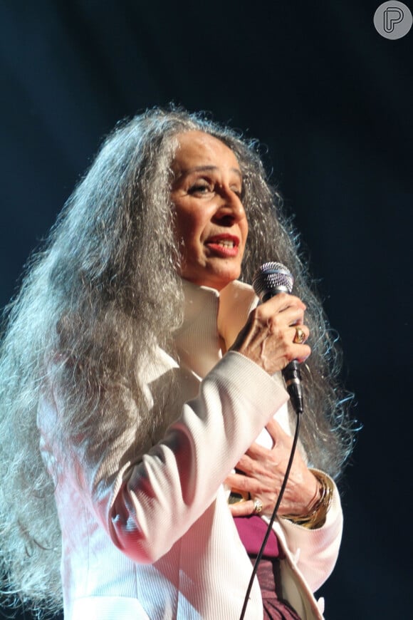 Maria Bethânia é uma das maiores cantoras brasileiras e atualmente tem 77 anos 