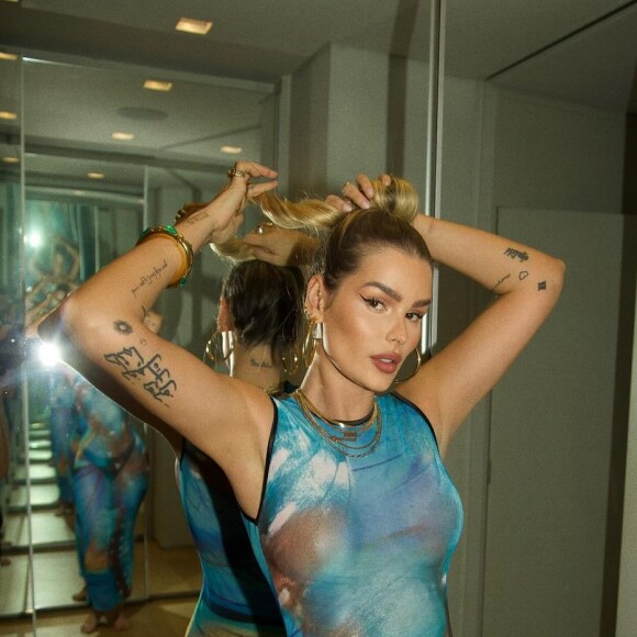 Yasmin Brunet, dona de um corpo escultural, voltou a exibir suas curvas em um look bastante despojado
