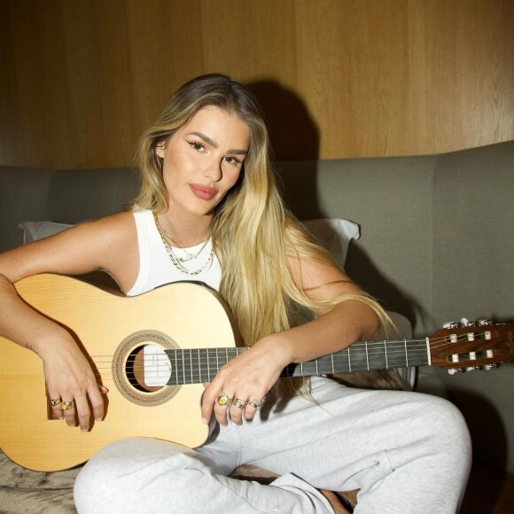 Além da cintura, barriga chapada de Yasmin Brunet também chamou atenção nos registros
