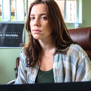 Em Justiça 2, Alice Wegmann é Carolina, jovem que sofre por abusos do tio, interpretado por Murilo Benício