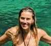 Carolina Dieckmann exibe corpo definido em biquíni cintura alta durante banho de cachoeira