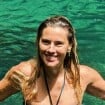 Carolina Dieckmann exibe corpo e virilha lisinha em biquíni cintura alta colorido durante banho de cachoeira. Veja fotos!