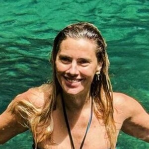 Carolina Dieckmann exibe corpo definido em biquíni cintura alta durante banho de cachoeira