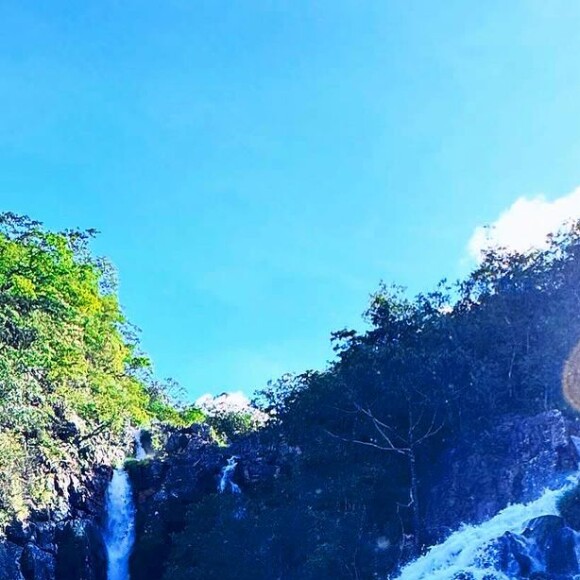 Na Cachoeira da Capivara, Carolina Dieckmann mostrou toda sua felicidade em um dump de fotos