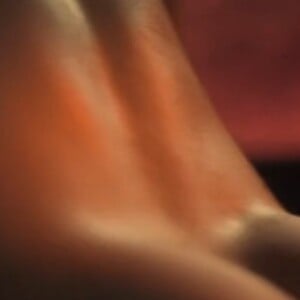 Em uma das cenas, João Guilherme aparece completamente nu, destacando seu bumbum para as câmeras