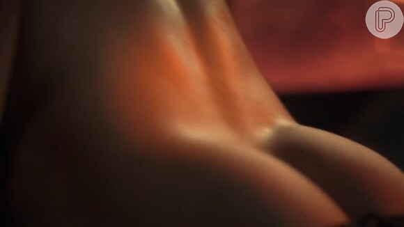 Em uma das cenas, João Guilherme aparece completamente nu, destacando seu bumbum para as câmeras
