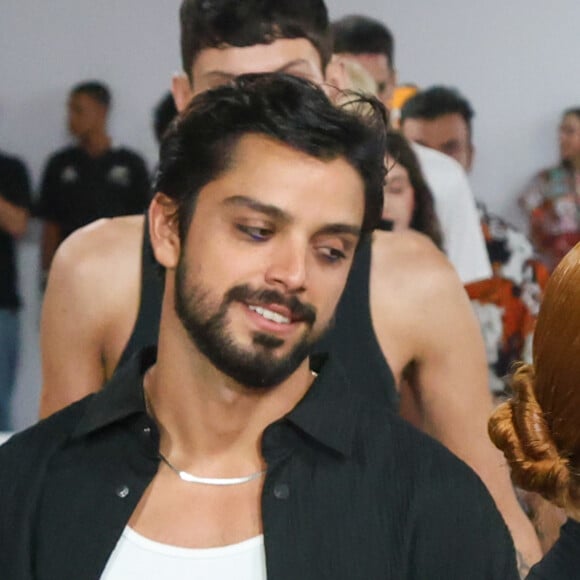 Rodrigo Simas desfila para mesma marca que a namorada, Agatha Moreira, na SPFW