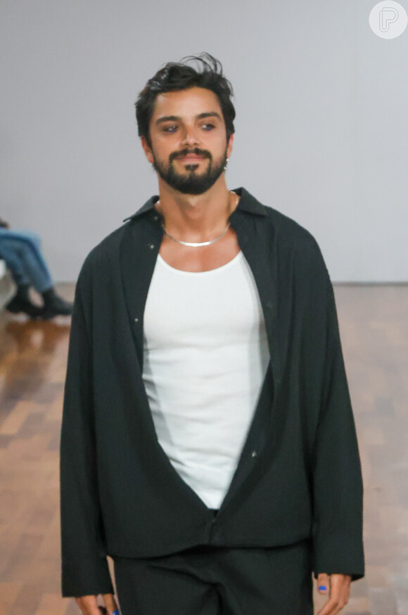 Rodrigo Simas desfila na SPFW 2024