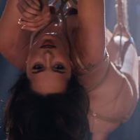 De lingerie, Dakota Johnson sensualiza em clipe de música de '50 Tons de Cinza'