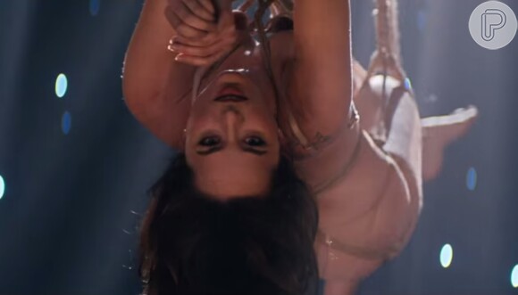 De lingerie, Dakota Johnson sensualiza em clipe de música de '50 Tons de Cinza'