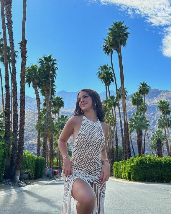 Mel Maia publicou fotos belíssimas em seu Instagram mostrando a combinação de um biquíni nude e vestido de rede