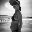 Flávia Monteiro, grávida aos 42 anos, exibe barriga de quatro meses em praia
