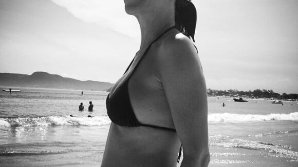 Flávia Monteiro, grávida aos 42 anos, exibe barriga de quatro meses em praia