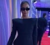 Anitta surge com look Mugler, que já foi usado por Paris Hilton em semana de Moda em Paris