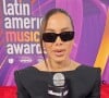 Anitta usa óculos escuros para completar look fashionista da Mugler em premiação latina