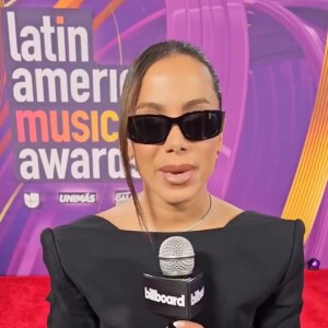 Anitta usa óculos escuros para completar look fashionista da Mugler em premiação latina