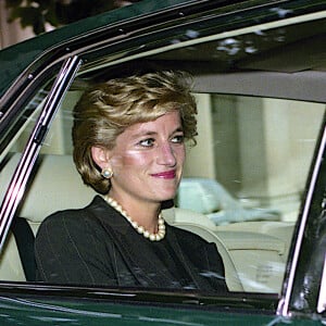 Princesa Diana morreu em um acidente automobilístico em agosto de 1997. O carro foi perseguido por um comboio de fotógrafos e o motorista disparou em velocidade altíssima